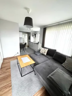 Wohnzimmer-Küche - Wohnung kaufen in Leingarten / Schluchtern - Schick & attraktiv, moderne EBK, Terrasse + TG-Stellplatz, vermietet