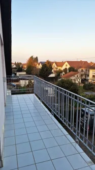 Ausblick 2 DG - Wohnung kaufen in Karlsruhe / Hagsfeld - Gepflegte 2-Zi-ETW mit Sonnenbalkon, EBK, Stellplatz