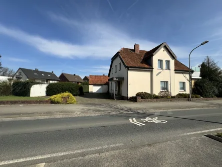 Hauptansicht - Haus kaufen in Bad Iburg - Solides Zweifamilienhaus mit Baupotential auf 2.410 m² Grundstück