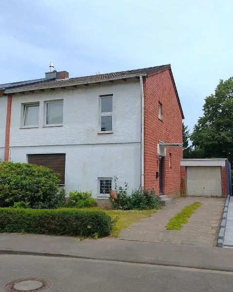 Ansicht Straße - Haus kaufen in Köln - Doppelhaushälfte mit großem Garten und Garage