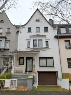 a_Ansicht Straßenseite - Haus mieten in Köln - Großzügiges Stadthaus in Köln-Klettenberg mit Garage und großem Garten | ca. 260 m², Aufzug vorhanden