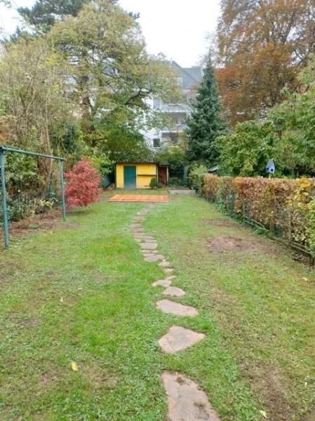 d_Garten, Blick zum Gartenschuppen