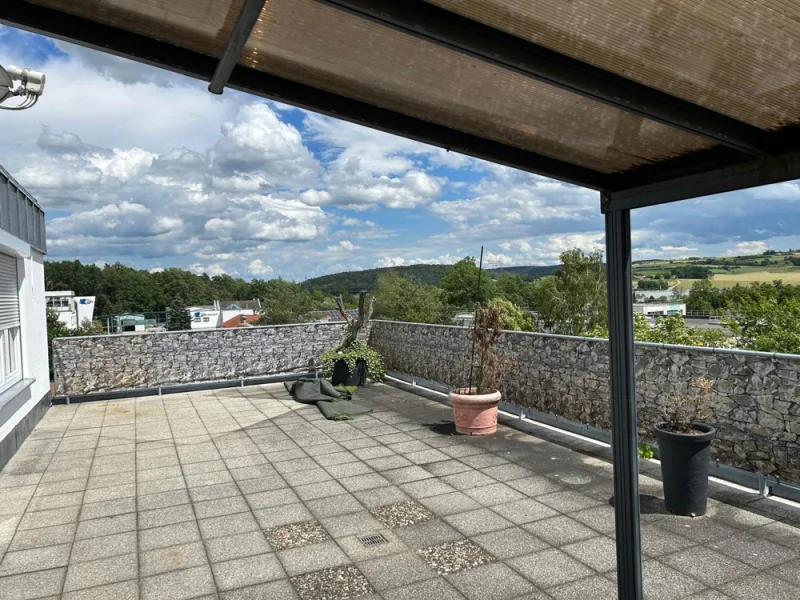 teilüberdachte Dachterrasse