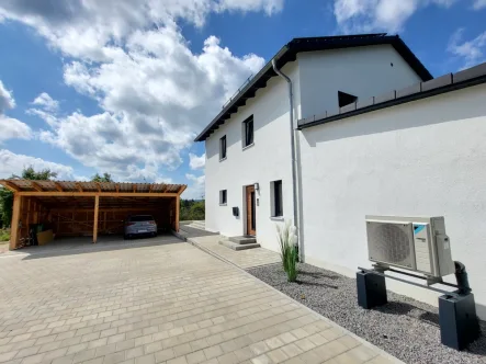 Einfahrt mit Carport - Haus kaufen in Beratzhausen / Hinterkreith - Exklusives Neubau-EFH in Aussichtslage - RESERVIERT