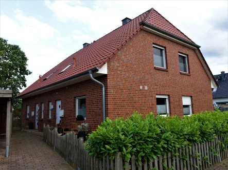 Hausansicht - Haus kaufen in Uetze / Dollbergen - Moderne DHH (rechts) in ruhiger Lage sucht neue Eigentümer