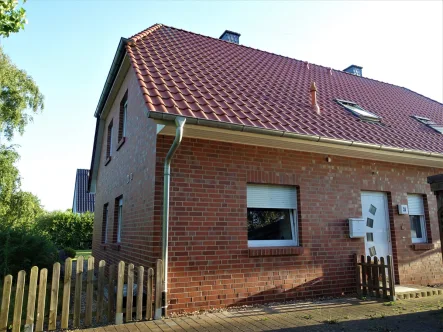 Hausansicht - Haus kaufen in Uetze / Dollbergen - Moderne DHH (links) in ruhiger Lage sucht neue Eigentümer