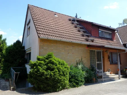 Hausansicht - Haus kaufen in Lehrte - Perfekt für Paare oder eine kleine Familie - Doppelhaushälfte mit neuen Gestaltungsmöglichkeiten