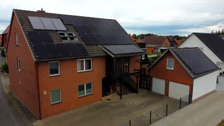 Hausansicht - Haus kaufen in Groß Lafferde - 4-Familienhaus mit neuer Photovoltaikanlage - selbst einziehen oder als Kapitalanlage nutzen