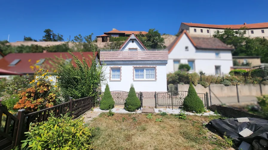 Hausansicht vom Garten - Haus kaufen in Wettin-Löbejün - Einfamilienhaus am Fuße der Burg mit Blick zur Saale - einfach traumhaft