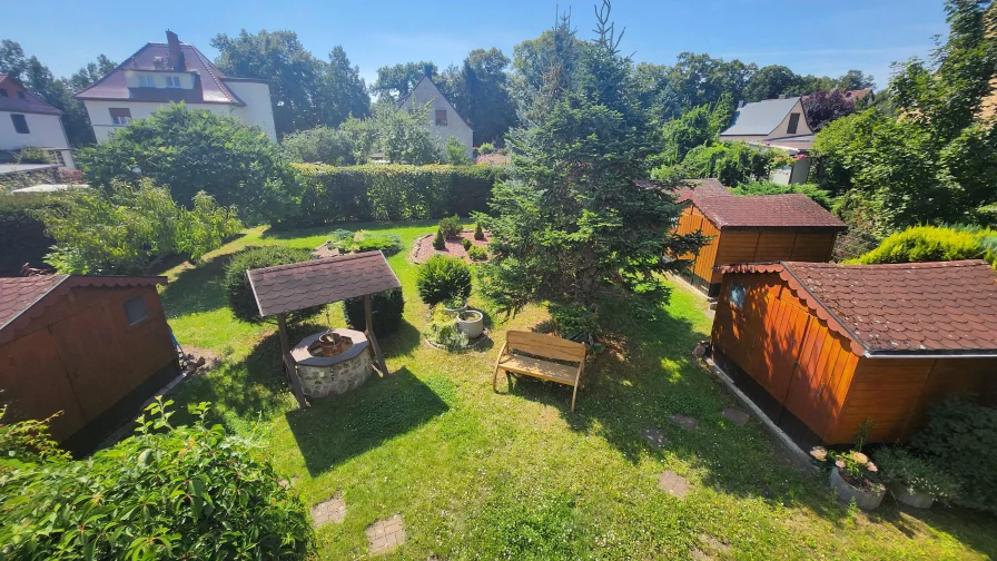 Blick in den Garten vom Balkon