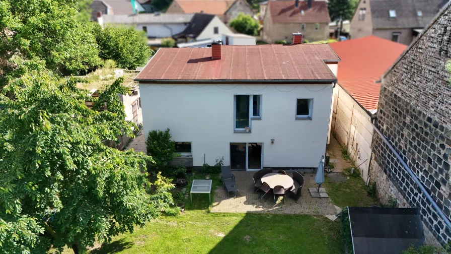 Hausansicht - Haus kaufen in Salzatal - Leben auf dem Dorf? Na klar - hier haben Sie Platz für Ihre Familie