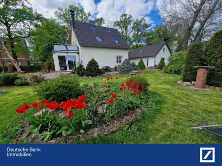 Garten Blick zum Haus - Haus kaufen in Wettin-Löbejün - Generationswohnen oder große Familie? Kein Problem - hier ist das passende ZUHAUSE!