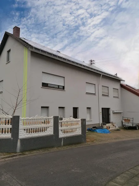 Vorderansicht - Haus kaufen in Schmelz - Einfamilienhaus mit ELW und eigener Photovoltaikanlage