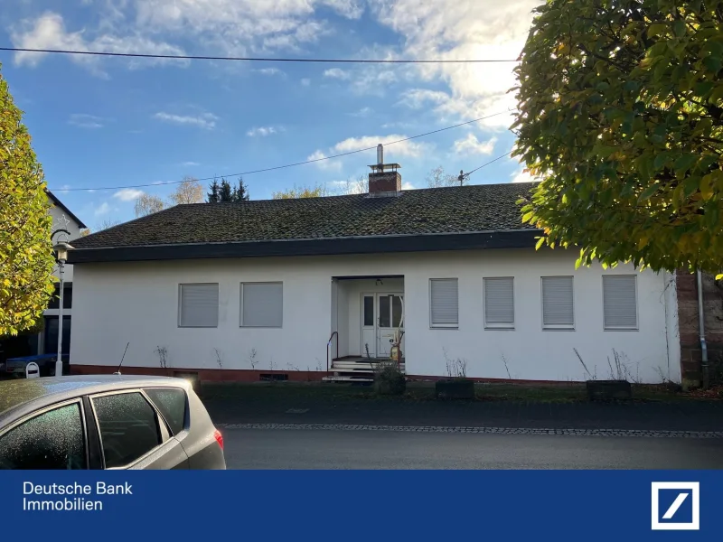 Front - Haus kaufen in Weiskirchen - Zwangsversteigerung - Einfamilienhaus mit Garage in Weiskirchen - ++Provisionsfrei für Ersteher++