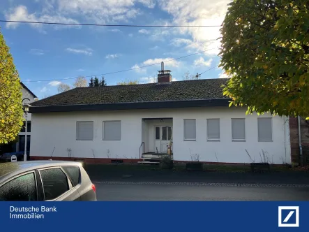 Front - Haus kaufen in Weiskirchen - Zwangsversteigerung - Einfamilienhaus mit Garage in Weiskirchen - ++Provisionsfrei für Ersteher++