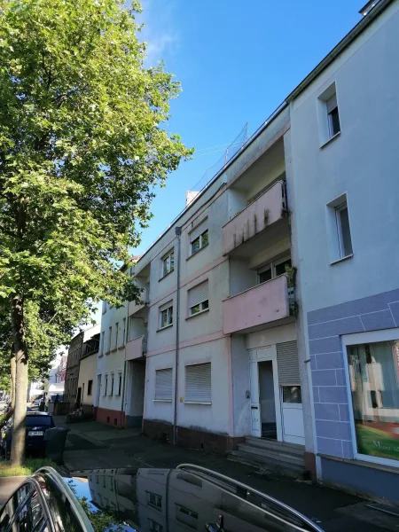 Vorderansicht rechts - Wohnung kaufen in Saarbrücken - Helle 3-Zimmer-Wohnung mit Balkon und eigenem Stellplatz