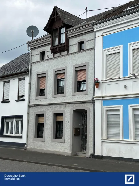 Hausfront - Haus kaufen in Leutesdorf - Zwangsversteigerung  - Einfamilienhaus/ Doppelgarage in Leutesdorf am Rhein - Für Sie Provisionsfrei