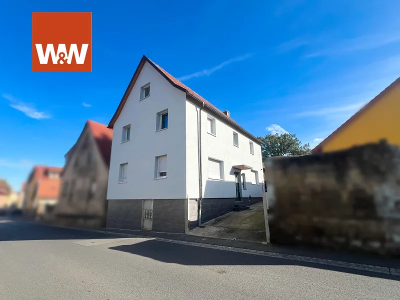 Hausansicht - Haus kaufen in Knetzgau - Wohnqualität für die ganze Familie - neuwertig modernisiertes Einfamilienhaus mit viel Platz zum Wohlfühlen