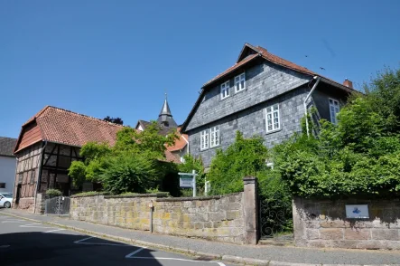 Ansicht Südseite - Haus kaufen in Hardegsen - Für Handwerker: historische Hofanlage in Hardegsen nahe Göttingen für Wohnen und Gewerbe