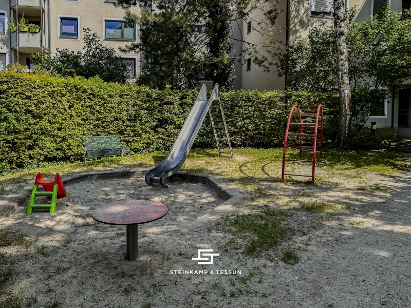 Spielplatz mit Rutsche