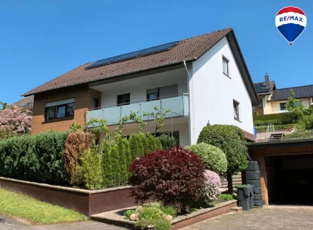 Außenansicht - Haus kaufen in Kalletal - Gepflegtes Zweifamilienhaus im Grünen mit Balkon und Doppelgarage in Kalletal zu verkaufen!