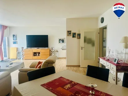 Wohnzimmer - Wohnung kaufen in Bad Lippspringe - Attraktive 3 Zimmer - Wohnung mit Aufzug und Balkon in Bad Lippspringe