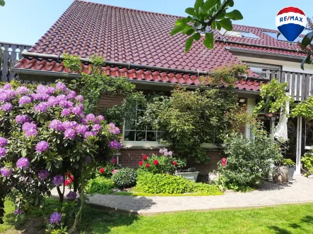 Gartenansicht 1 - Haus kaufen in Barntrup - Einzigartige Residenz mit vielseitigem Charme und grüner Oase. Barntrup-Alverdissen