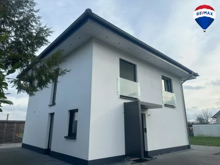  - Haus kaufen in Bünde - "Stadtleben neu definiert: ModerneStadtvilla in Bünde"