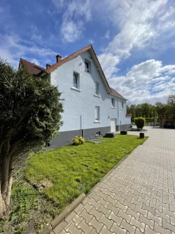 Außenansicht - Haus kaufen in Lage - Renoviertes 1-2 Fam Haus Einliegerwohnung Grosses Grundstück und Carport in Lage zu verkaufen