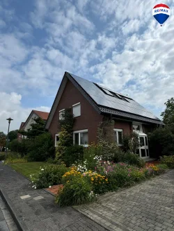 Außenansicht - Haus kaufen in Wadersloh - Charmantes Ein- bis Zweifamilienhaus in Wadersloh-Diestedde mit Doppelgarage und PV-Anlage!