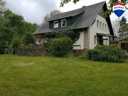 Außenansicht - Haus kaufen in Auetal - Zweifamilienhaus mit großem Grundstück in ruhiger Lage in Auetal