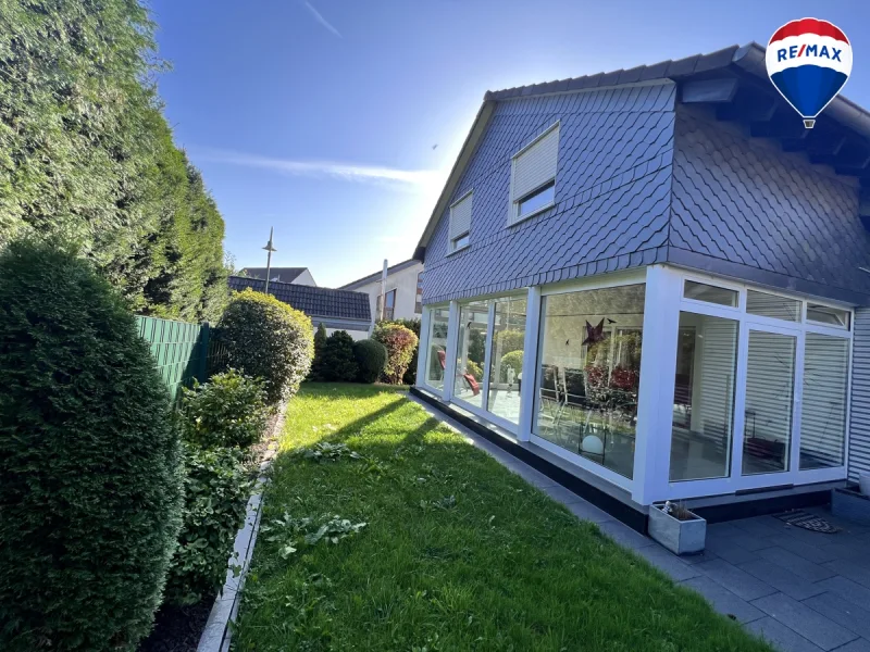 Haus_Rücksicht - Haus kaufen in Wermelskirchen - Freistehendes Einfamilienhaus mit Glasveranda in Wermelskirchen-Braunsberg!