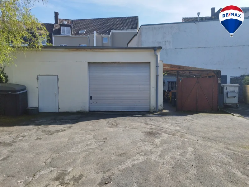 Hochstraße 10 - ca 120 m² - Eingangsbereich rechts - Garage (Mitte) - Die Tür links (Lagerbereich für Wohnung Hochstraße 10)