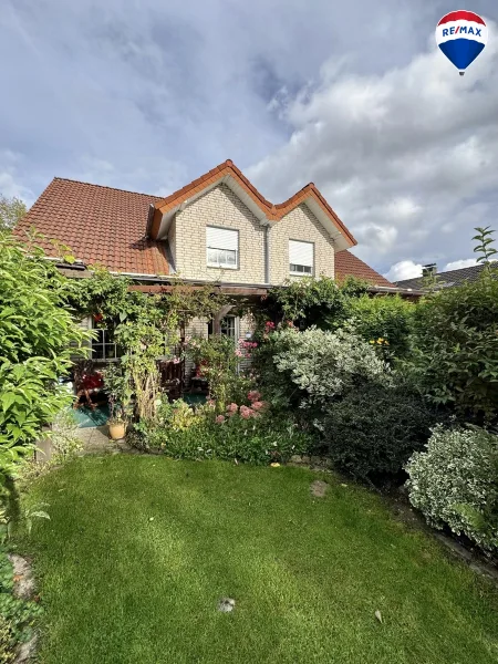 Außenansicht mit Gartenbereich - Haus kaufen in Lage-Lippe - Charmantes Einfamilien-Doppelhaus in ruhiger Lage zu verkaufen!