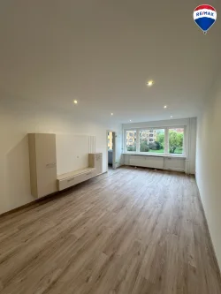 Wohnzimmer - Wohnung kaufen in Hamburg - Stilvolle, modernisierte 2-Zimmer-Wohnung mit hochwertiger Ausstattung und Balkon in ruhiger Lage