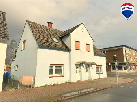 Frontansicht - Haus kaufen in Nordenham - Zentral gelegenes Zweifamilienhaus mit Potenzial