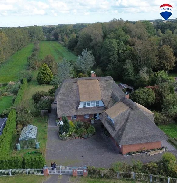 Haus von oben - Haus kaufen in Wurster Nordseeküste - Spieka - Exklusives Landhaus mit Reetdach und einem großzügigen Grundstück an der Nordseeküste