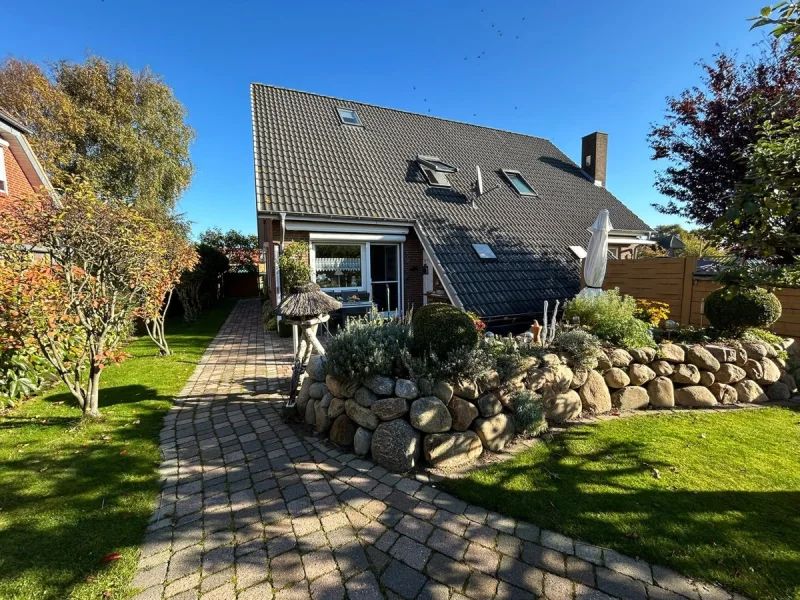 Hinteransicht - Haus kaufen in Friedrichskoog - Gepflegte Doppelhaushälfte mit Garten direkt an der Nordsee!