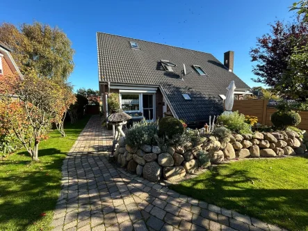 Hinteransicht - Haus kaufen in Friedrichskoog - Gepflegte Doppelhaushälfte mit Garten direkt an der Nordsee!