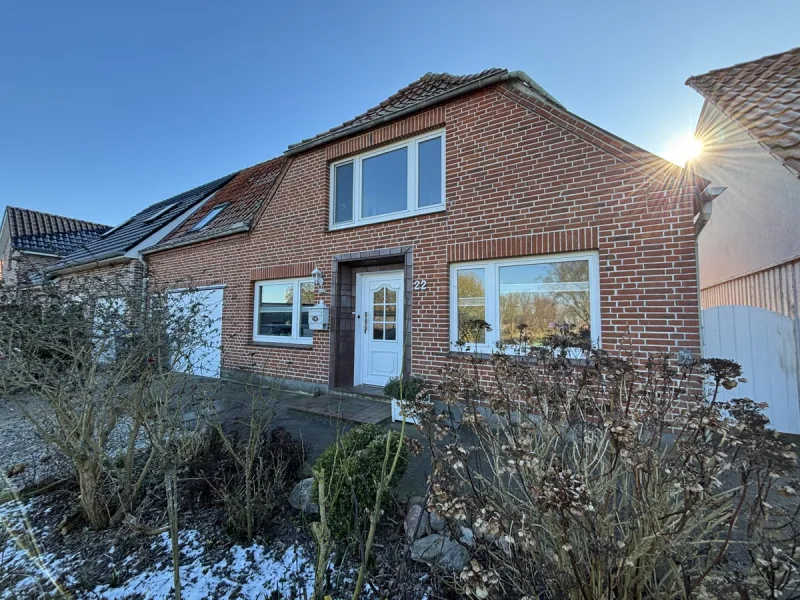 Objektansicht - Haus kaufen in Fehmarn - Ländliches Wohnidyll mit viel Platz für Mensch und Tier – Einfamilienhaus mit großzügigem Grundstück und Koppel