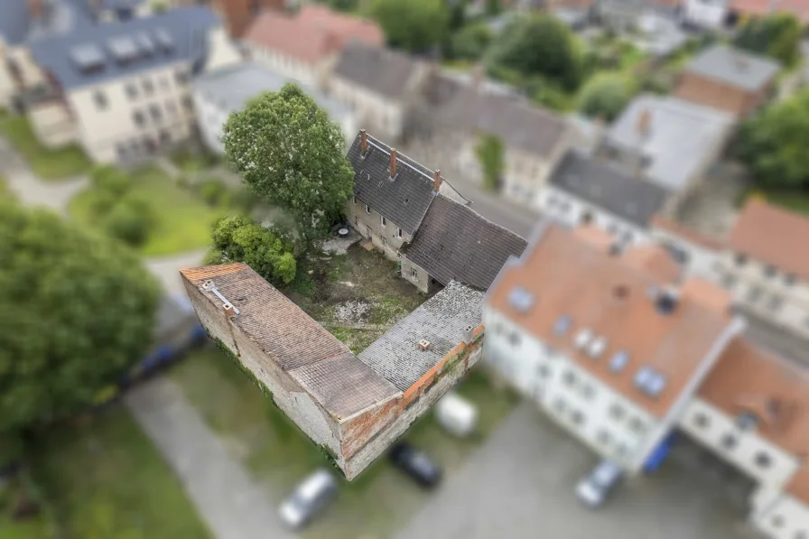 Luftbild - Haus kaufen in Wanzleben-Börde - „Charmantes Sanierungsprojekt mitten in Wanzleben: Vielseitiges Wohnen auf großem Grundstück!“