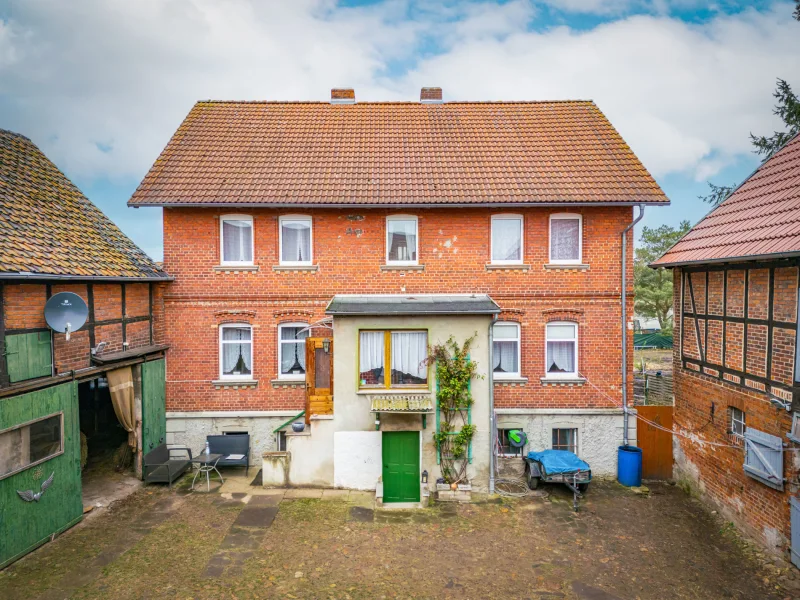 Hofansicht - Haus kaufen in Bartensleben - "Ländliches Paradies: Bauernhaus mit großem Grundstück und vielfältigen Nutzungsmöglichkeiten"