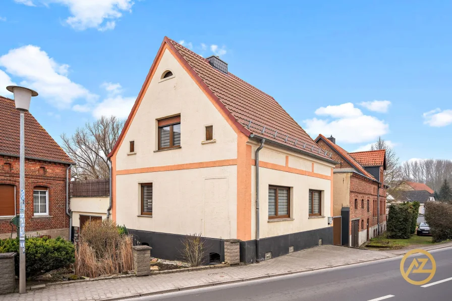 Straßenansicht - Haus kaufen in Remkersleben - "Charmantes Wohnjuwel mit riesiger Dachterrasse – Wohlfühloase für die ganze Familie!"