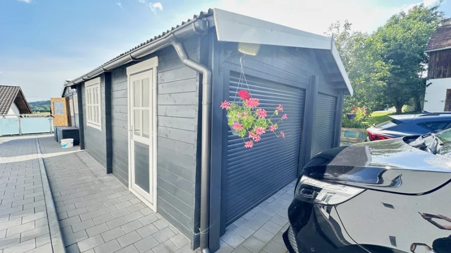 Garage und Gartenhaus Aussen