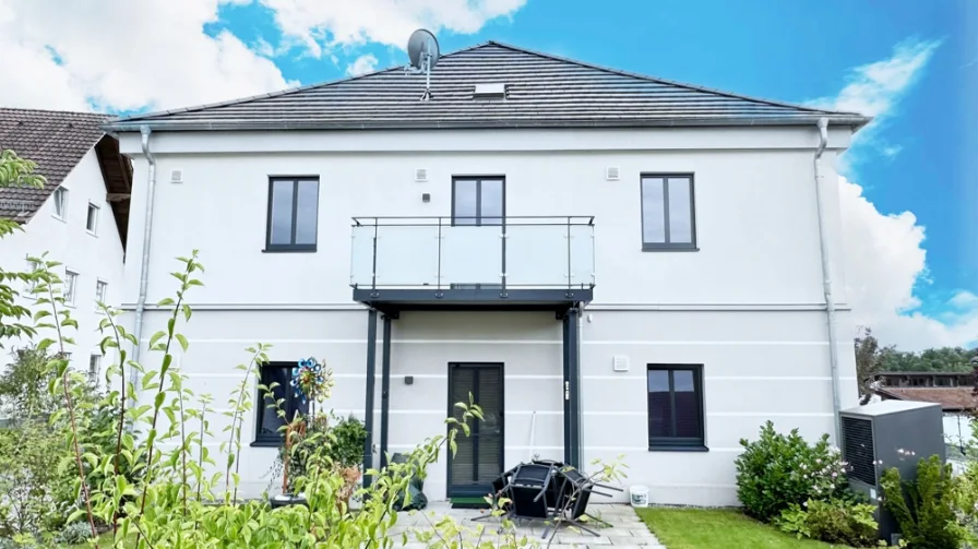 Nord-Ansicht - Wohnung kaufen in Mitterfels - Kuschelige 3-Zimmer-Wohnung im 1.OG mit großen Balkon und Carport in zentraler Lage in Mitterfels