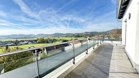 Dachterrasse mit Blick nach Westen - Wohnung mieten in Hunderdorf - Neue Penthouse-Dachterrassenwohnung mit Panoramablick in ruhiger Lage