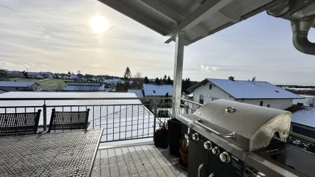 Balkon mit Süd-West-Ausrichtung - Wohnung kaufen in Mitterfels - Charmante Dachgeschosswohnung mit Panoramablick in Mitterfels–großzügig, modern und energieeffizient