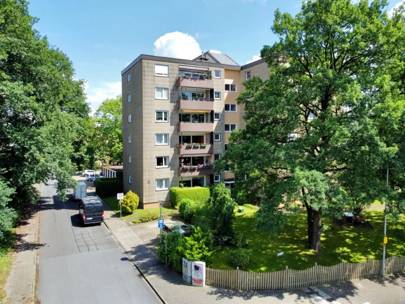Hausansicht - Wohnung kaufen in Bielefeld / Quelle - Preisknaller! Schöne 3-Zimmer-Wohnung mit Sonnenbalkon