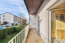 Balkon mit Blick ins Kinderzimmer