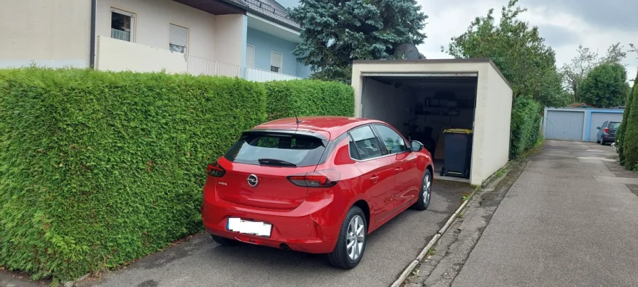 Garage Auto auf Stellplatz